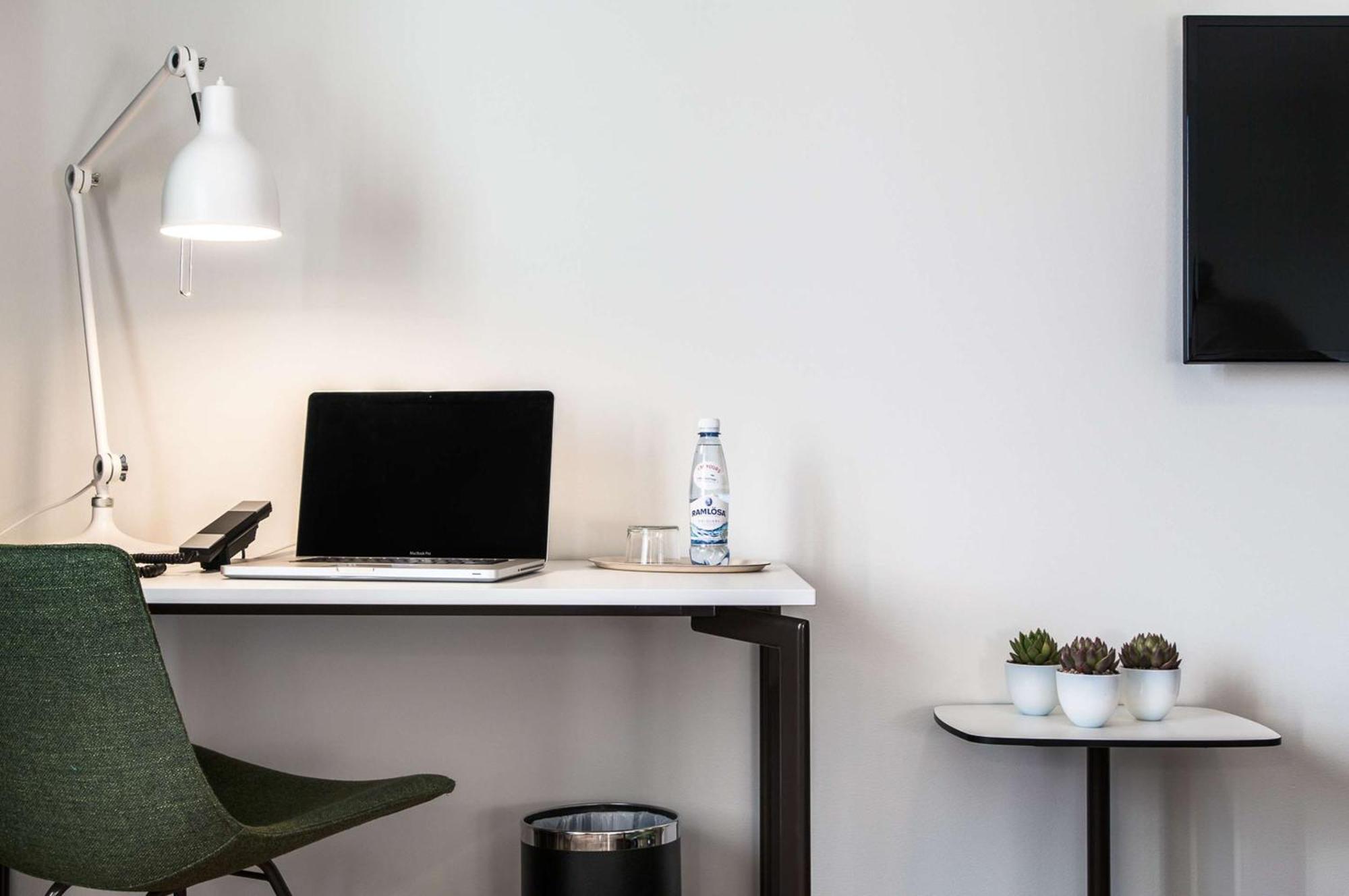 Family Room with One Queen Bed and Sofa Bed,1617458374:JPEG